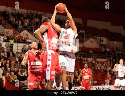 BASKETBALL - FRENCH CHAMPIONSHIP PRO A 2009/2010 - LE MANS (FRA) - 13/11/2009 - PHOTO : JEAN FRANCOIS MOLLIERE / DPPILE MANS v CHALON SUR SAONE - GUILLAUME YANGO / LE MANS Stock Photo