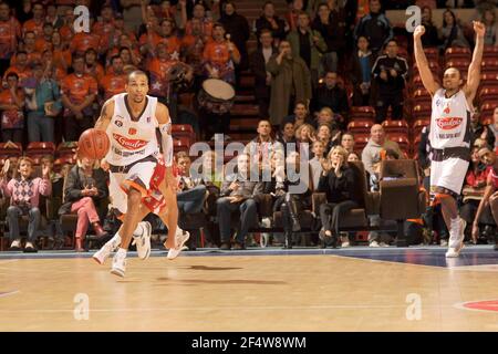 BASKETBALL - FRENCH CHAMPIONSHIP PRO A 2009/2010 - LE MANS (FRA) - 13/11/2009 - PHOTO : JEAN FRANCOIS MOLLIERE / DPPILE MANS v CHALON SUR SAONE - DEWARICK SPENCER / LE MANS Stock Photo