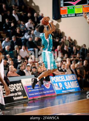 BASKETBALL - FRENCH CHAMPIONSHIP PRO B 2009/2010 - LIMOGES (FRA) - PHOTO : JEAN FRANCOIS MOLLIERE / DPPILIMOGES V PAU - Gipson Teddy - Pau Stock Photo