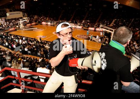 BASKETBALL - FRENCH CHAMPIONSHIP PRO B 2009/2010 - LIMOGES (FRA) - PHOTO : JEAN FRANCOIS MOLLIERE / DPPILIMOGES V PAU - Supporters Limoges Stock Photo