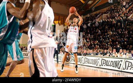 BASKETBALL - FRENCH CHAMPIONSHIP PRO B 2009/2010 - LIMOGES (FRA) - PHOTO : JEAN FRANCOIS MOLLIERE / DPPILIMOGES V PAU - Desroses Raphael / Limoges Stock Photo