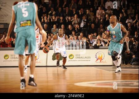 BASKETBALL - FRENCH CHAMPIONSHIP PRO B 2009/2010 - LIMOGES (FRA) - PHOTO : JEAN FRANCOIS MOLLIERE / DPPILIMOGES V PAU - Darby Brent - Limoges Stock Photo