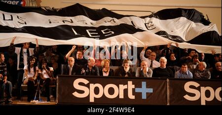 BASKETBALL - FRENCH CHAMPIONSHIP PRO B 2009/2010 - LIMOGES (FRA) - PHOTO : JEAN FRANCOIS MOLLIERE / DPPILIMOGES V PAU - Supporters Limoges Stock Photo