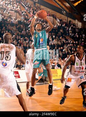 BASKETBALL - FRENCH CHAMPIONSHIP PRO B 2009/2010 - LIMOGES (FRA) - PHOTO : JEAN FRANCOIS MOLLIERE / DPPILIMOGES V PAU - Gipson Teddy - Pau Stock Photo