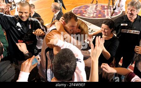 BASKETBALL - FRENCH CHAMPIONSHIP PRO B 2009/2010 - LIMOGES (FRA) - PHOTO : JEAN FRANCOIS MOLLIERE / DPPILIMOGES V PAU - Renaux Francois / Limoges Stock Photo