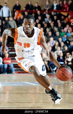 BASKETBALL - FRENCH CHAMPIONSHIP PRO A 2010-2011 - GRAVELINES (FRA) - 09/11/2010 - PHOTO : JEAN-FRANCOIS MOLLIERE / DPPI - GRAVELINES V POITIERS - Yannick Bokolo (GRA) Stock Photo