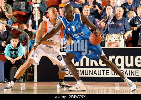 BASKETBALL - FRENCH CHAMPIONSHIP PRO A 2010-2011 - GRAVELINES (FRA) - 09/11/2010 - PHOTO : JEAN-FRANCOIS MOLLIERE / DPPI - GRAVELINES V POITIERS - Pape Badiane (POI) Stock Photo