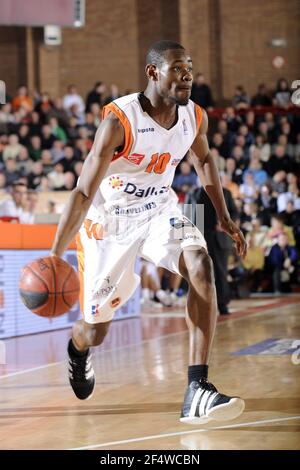 BASKETBALL - FRENCH CHAMPIONSHIP PRO A 2010-2011 - GRAVELINES (FRA) - 09/11/2010 - PHOTO : JEAN-FRANCOIS MOLLIERE / DPPI - GRAVELINES V POITIERS - Yannick Bokolo (GRA) Stock Photo