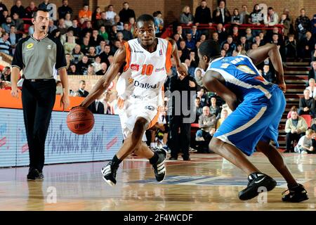 BASKETBALL - FRENCH CHAMPIONSHIP PRO A 2010-2011 - GRAVELINES (FRA) - 09/11/2010 - PHOTO : JEAN-FRANCOIS MOLLIERE / DPPI - GRAVELINES V POITIERS - Yannick Bokolo (GRA) Stock Photo