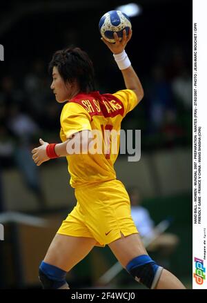 HAND BALL - WOMEN - MUNDIAL 2007 - PREPARATION - NANTES (FRA) - 27/02/2007  - PHOTO : JEAN-MARC MOUCHET / DPPI FRIENDLY GAME - FRANCE V CHINA - FRENCH  MASCOT Stock Photo - Alamy