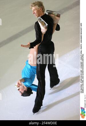 ICE SKATING - STARS ON ICE 2007 - 21/04/2007 - CHOLET (FRA) - PHOTO : JEAN-MARC MOUCHET / DPPI ISABELLE DELOBEL AND OLIVIER SCHOENFELDER (FRA) Stock Photo