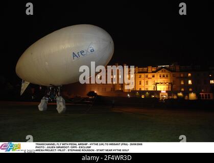 TRANSCHANNEL FLY WITH PEDAL AIRSHIP - HYTHE (UK) TO WISSANT (FRA) - 28/09/2008 PHOTO : JULIEN GIRARDOT / DPPI - EXCLUSIF AREXA PROJECT / PILOT : STEPHANE ROUSSON - START NEAR HYTHE GOLF Stock Photo