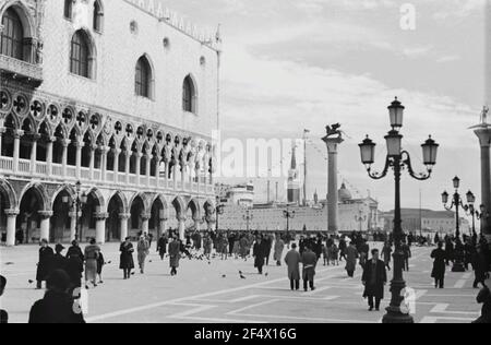 Travel Photos Italy. Venice, Markusplatz. View to the column with Markuslöwen (Colonne di Marco) on the Piazetta. In the background the passenger ship 'Milwaukee', behind the Campanile on the island of San Giorgio Maggiore Stock Photo