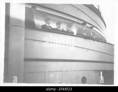 Cruises of the Hamburg America line, around 1911/1913. Group picture with tourists on railing of a passenger steamer Stock Photo