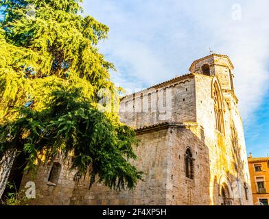 Panorama of the square with the Church of St. Vincent de Besalú in the center of the medieval village, Catalonia, Spain Stock Photo