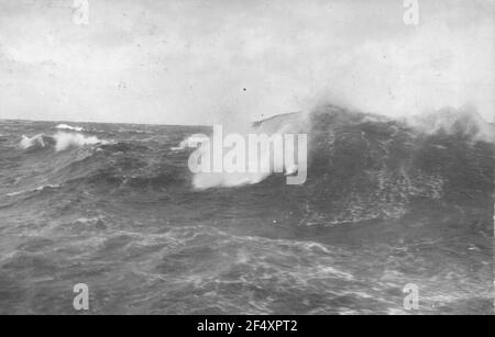 Cruises of the Hamburg-America line, around 1910. Sea absorption at waves Stock Photo