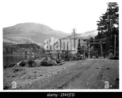 Hakone. Way at Ashi Lake in the Fuji National Park with Fingering Tele, Stone Lanterns and Torii (entrance to a Shint? -Chein) Stock Photo