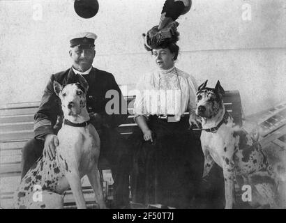 Cruises of the Hamburg America line, around 1911/1913. Captain, next to a woman, with dogs on a bench on deck of a high-sea passenger steamer, guess. Pennsylvania Cruises of the Hamburg America line, around 1911/1913. Captain, next to it, a woman with dogs on a bench on deck of a high-sea passenger steamer, presumably the 'Pennsylvania Stock Photo