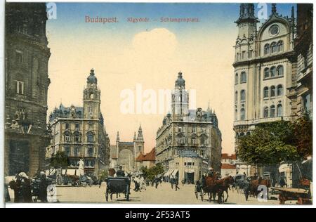 Snakesplatz with horse-drawn carriages Budapest. Clotild Zinspalais on the Serpent Square (1902) Stock Photo