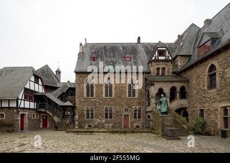 Solingen, Schloß Burg an der Wupper, innerer Burghof, Palais (Rechts) und Kapellenflügel  mit Aufgang zum Wehrgang Stock Photo