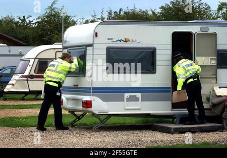 POLICE SEARCH FOR THE OCCUPANTS OF CARAVANS OFF THE A10 AS PART OF THE HUNT FOR HOLLY WELLS AND JESSICA CHAPMAN. 6/8/02 PILSTON Stock Photo