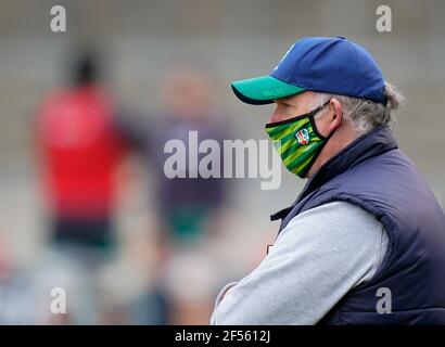 London Irish Director of Rugby Declan Kidney and Head Coach Les Kiss with the players warm up before the game during a Gallagher Premiership Round 14 Stock Photo