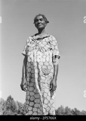 Mrs. Mary Willis, widow with two children, Portrait on rented farm, near Woodville, Greene County, Georgia, USA, Jack Delano, U.S. Farm Security Administration, June 1941 Stock Photo