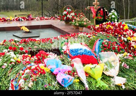 World war memorial with eternal light. A lot of flowers in Victory day at May 9. Petrozavodsk, Russia Stock Photo