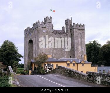 Ireland. County Clare. Bunratty Castle and Durty Nelly's Village Inn. Stock Photo