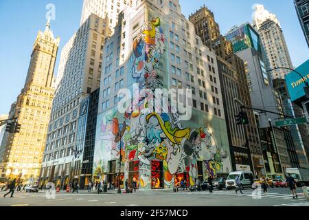 Louis Vuitton 5th Avenue Store in New York Editorial Photography - Image of  atrium, luxury: 194918382