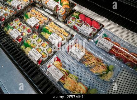 Supermarket sushi in a cooler in New York on Tuesday, March 16, 2021. (© Richard B. Levine) Stock Photo