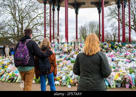 CLAPHAM, LONDON, ENGLAND- 16 March 2021: Flowers and tributes at Clapham Common Bandstand, in memory of Sarah Everard, who was murdered by a police of Stock Photo