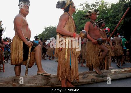 porto seguro, bahia / brazil - february 21, 2008: india pataxo da audeia  Jaqueira in the city of Porto Seguro, is seen using a credit card to pay  for Stock Photo - Alamy