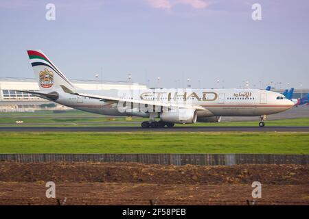 航空機・ヘリコプター ETIHAD AIRBUS 330-200 Stratos sells A330s for Etihad Airways - Asian Aviation