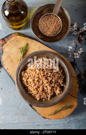 Einkorn, Triticum Monococcum, Siyez wheat bulgur.Bulgur pilaf made with siyez bulgur in plate on wooden background. Stock Photo