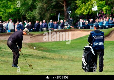 VOLVO PGA CHAMPIONSHIP AT WENTWORTH 25/5/2002 HANSEN 2ND TO THE 11TH PICTURE DAVID ASHDOWN.GOLF Stock Photo