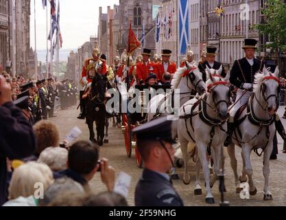 The Queen State Opening of the Scottish Parliament  1999 The Royal procession in the Royal Mile  on it's way to the mound and Parliament Stock Photo