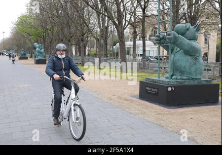 LE CHAT BY PHILIPPE GELUCK TWENTY SCULPTURES ON CHAMPS ELYSEES, PARIS Stock Photo