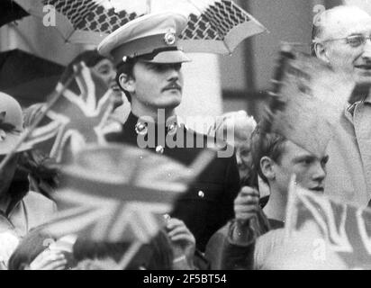 ROYAL MARINE MARK CURTIS WHO LOST A FOOT ON A LAND MINE IN THE FALKLANDS AT THE SOUTH ATLANTIC TASK FORCE VICTORY PARADE IN PORTSMOUTH. 1982 PIC MIKE WALKER, Stock Photo