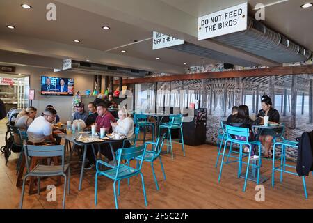 California, USA. March 25 2021: Inside dining is back! After a year of the Covid-19 pandemic, with all the social restrictions, California is back eating inside. Here at the Oyster Loft beach side restaurant in Pismo Beach, CA., USA Credit: Motofoto/Alamy Live News Stock Photo