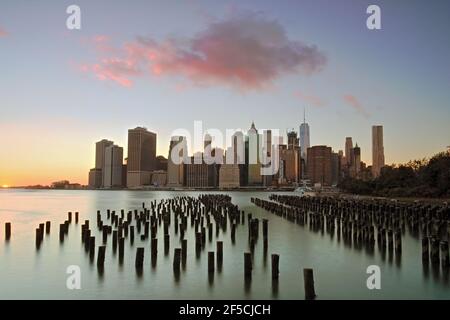 geography / travel, USA, New York, New York City, Wooden Poles und Manhattan Skyline, Brooklyn Bridge , Additional-Rights-Clearance-Info-Not-Available Stock Photo