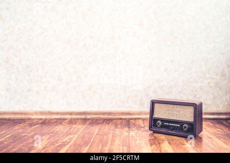 Retro vintage radio background with old wall paper texture pattern. Nostalgia music backdrop and wallpaper. 50s style stereo receiver and speaker on w Stock Photo