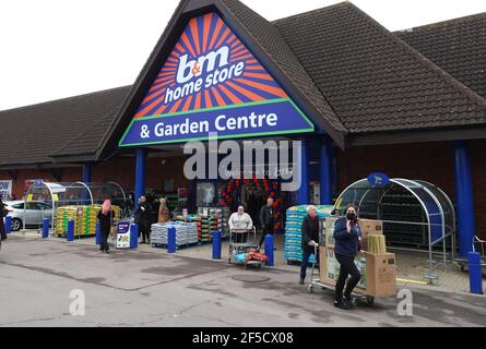 The B&M Home Store And Garden Centre At Reading Retail Park On Oxford ...