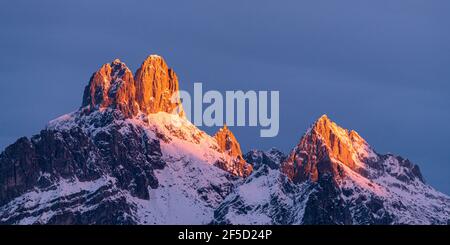 The rising sun casts its first light on the Bischofsmütze mountain in winter and creates a wonderful Alpen glow (Alpenglühen) Stock Photo