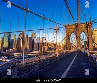 2001 HISTORICAL BROOKLYN BRIDGE (©J & W ROEBLING 1883) DOWNTOWN SKYLINE EAST RIVER MANHATTAN NEW YORK CITY USA Stock Photo