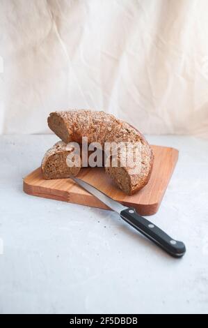 https://l450v.alamy.com/450v/2f5dbdb/a-freshly-baked-loaf-of-rye-bread-on-a-wooden-cutting-board-homemade-sourdough-rye-bread-2f5dbdb.jpg