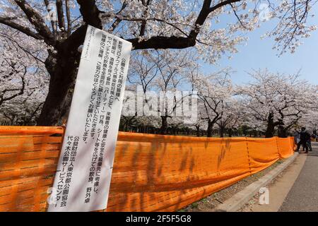 Tokyo, Japan. 26th Mar, 2021. A sign informing the public of the measures to avoid people from gathering for Hanami parties under the cherry blossoms in Yoyogi Park.Though Tokyo lifted its Coronavirus State of Emergency at midnight on March 21st the annual Hanami, cherry blossom parties and other gatherings of large number of people are still limited and discouraged. (Photo by Damon Coulter/SOPA Images/Sipa USA) Credit: Sipa USA/Alamy Live News Stock Photo