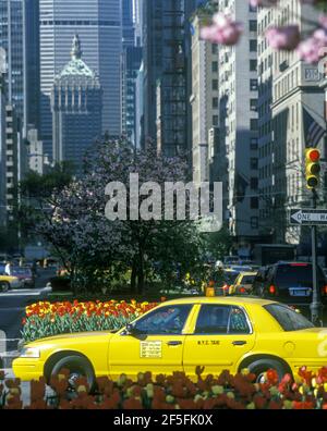 2003 HISTORICAL STREET SCENE YELLOW TAXI CAB PARK AVENUE MANHATTAN NEW YORK CITY USA Stock Photo