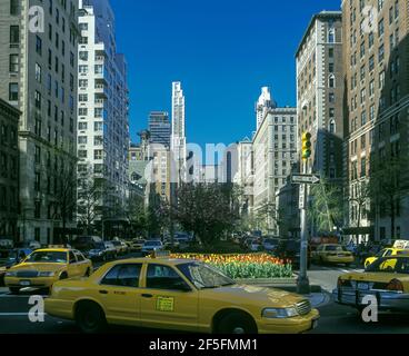 2003 HISTORICAL STREET SCENE YELLOW TAXI CABS PARK AVENUE MANHATTAN NEW YORK CITY USA Stock Photo