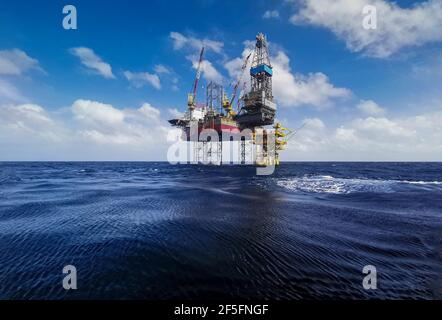 jack up rig attach to oil platform drilling to find crude oil Stock ...